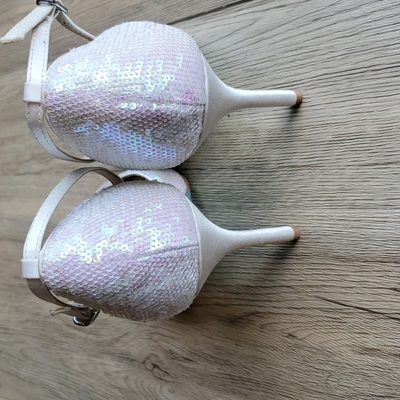 Betsey Johnson White Sequin Peep Toe Stilettos 9.5 Like New - Picture 3 of 7